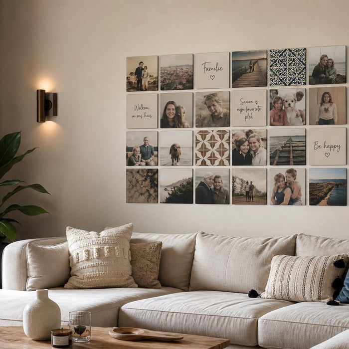 Bedrukte tegeltjes met foto's en teksten als persoonlijke wanddecoratie in een sfeervol interieur