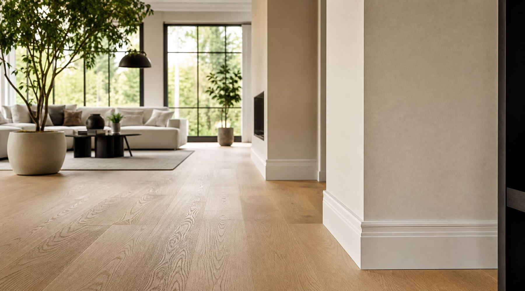 Houten vloer met witte plinten in een modern interieur
