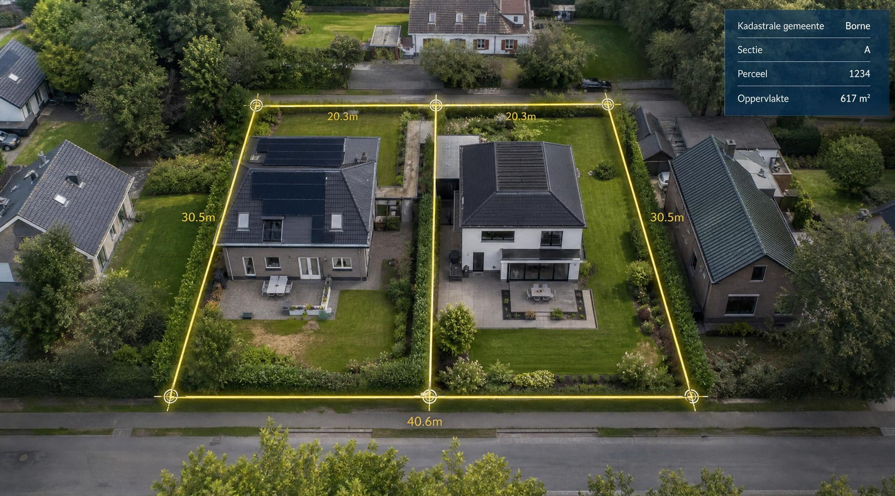 Kadastrale perceelgrens tussen twee woningen weergegeven op een digitale kaart met meetpunten en erfafscheidingen