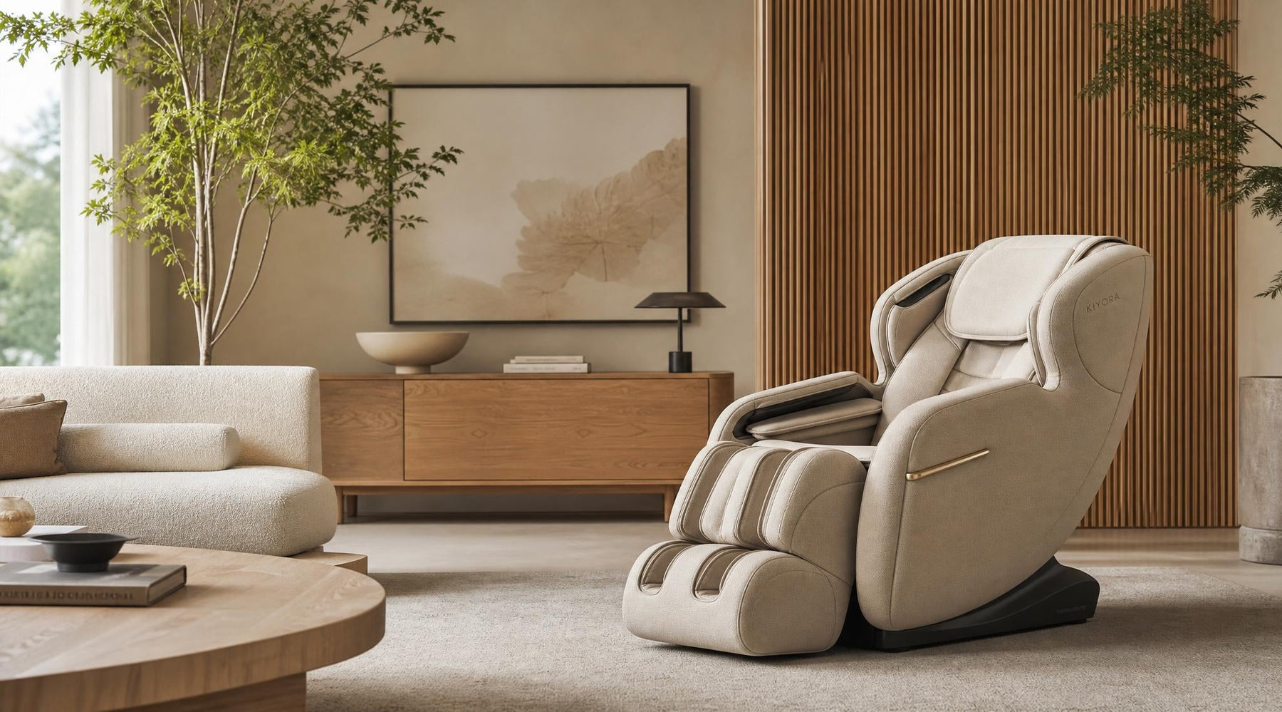 Kiyora massagestoel in een stijlvolle japandi woonkamer met natuurlijke materialen en warme aardetinten