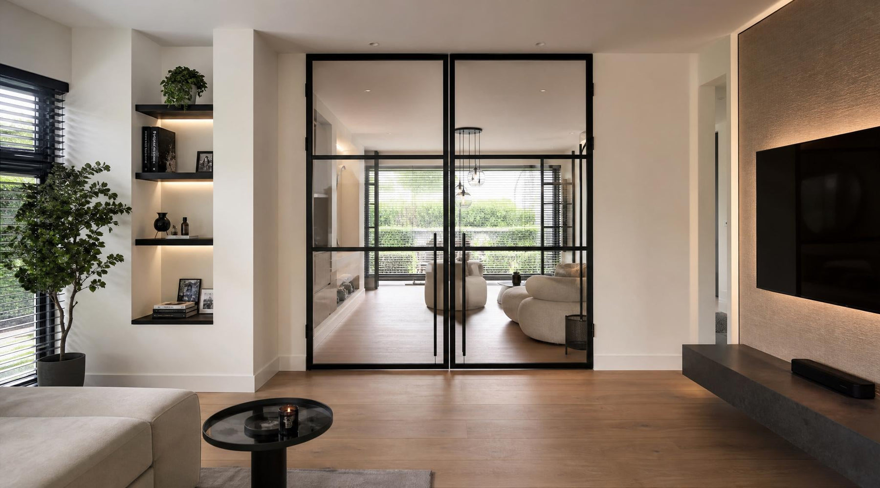 Maatwerk stalen deur met glas in een modern interieur met veel daglicht en natuurlijke materialen