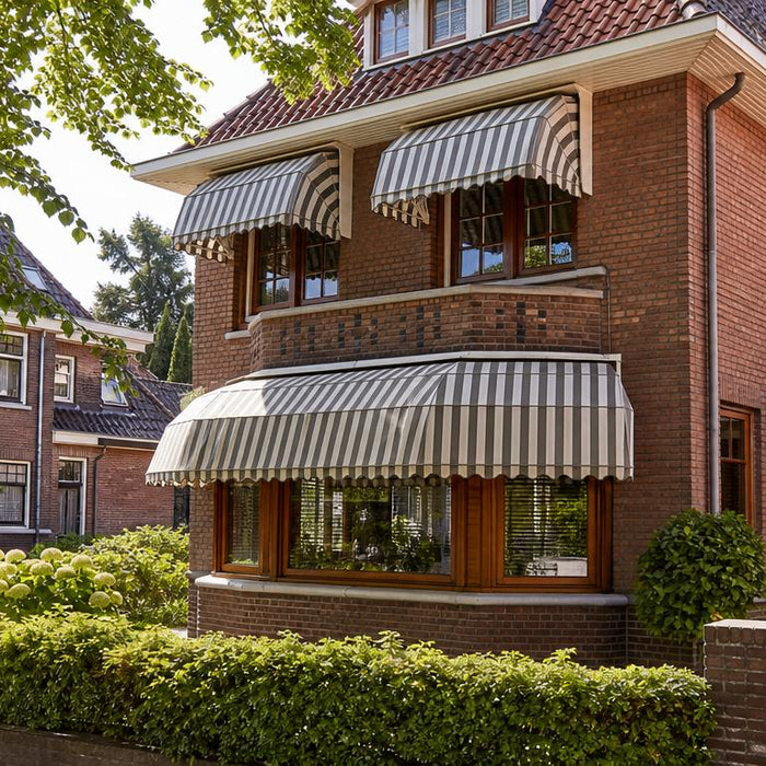 Markiezen op maat boven een erker van een woning die bescherming bieden tegen zon en de uitstraling van de gevel versterken