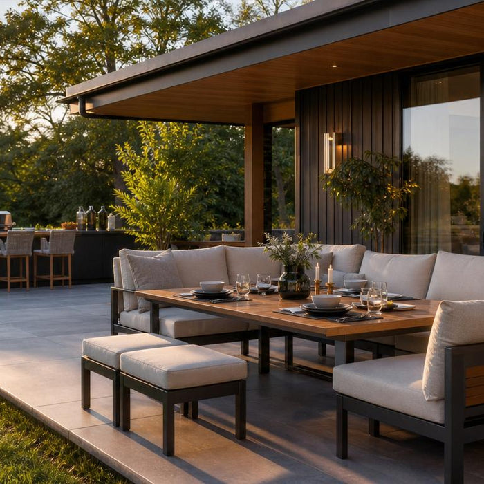 Moderne dining loungeset op een stijlvol terras met comfortabele kussens en een sfeervol gedekte buitentafel