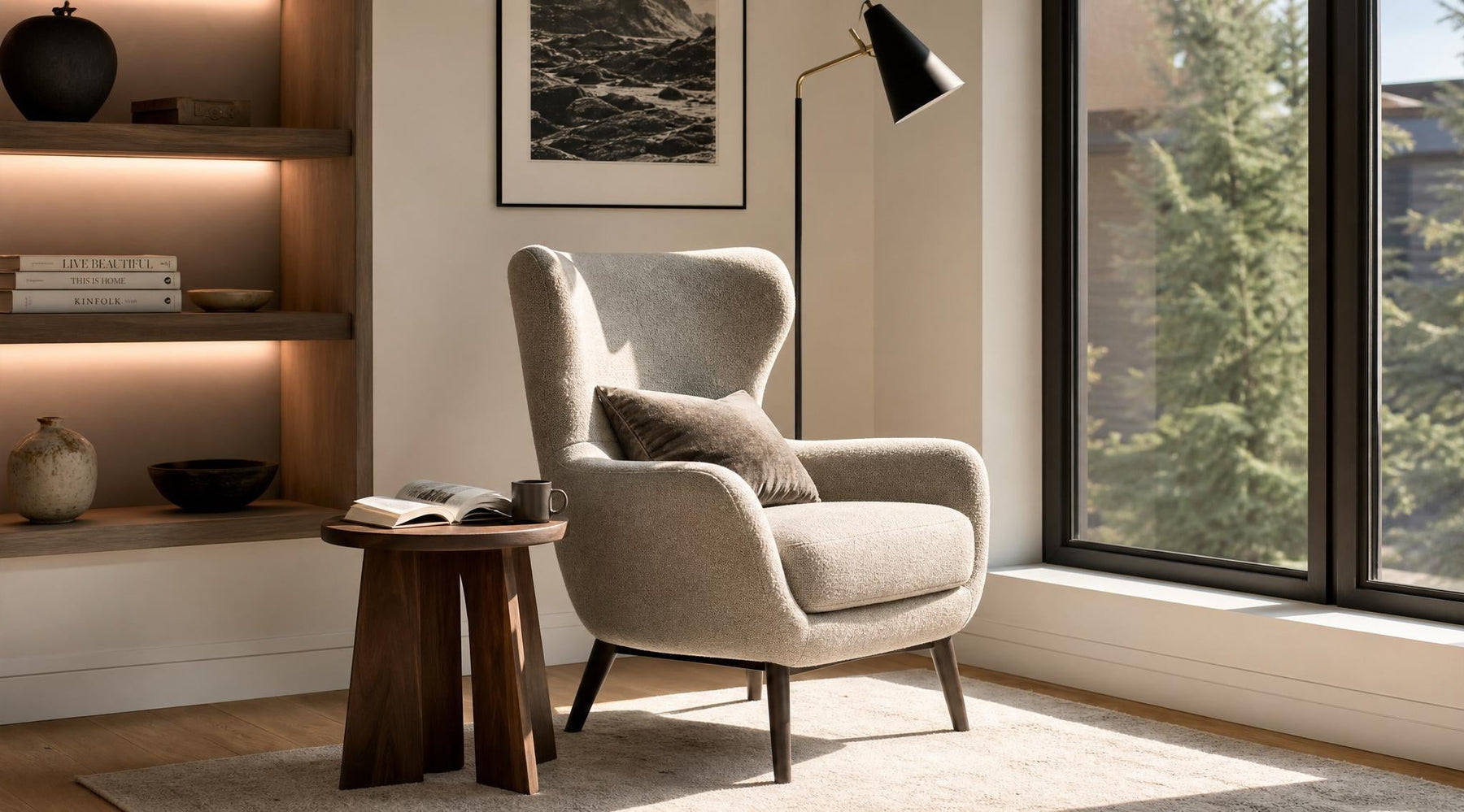 Moderne leeshoek met comfortabele fauteuil, vloerlamp en boekenkast in een sfeervolle woonkamer