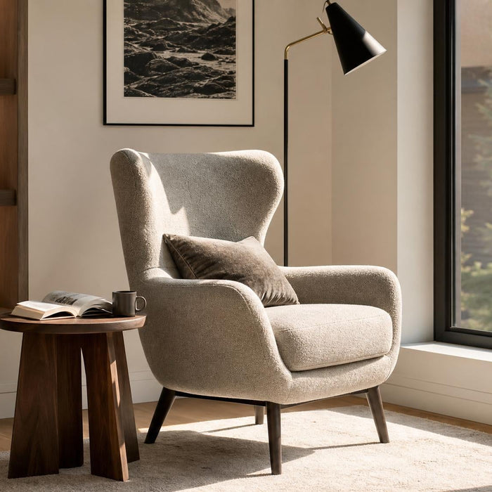 Moderne leeshoek met comfortabele fauteuil, vloerlamp en boekenkast in een sfeervolle woonkamer