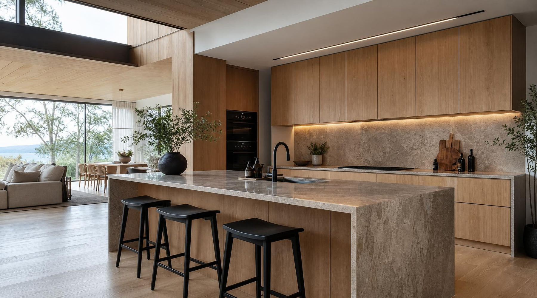 Moderne luxe keuken met schiereiland, houten kastfronten, natuurstenen werkblad en sfeervolle verlichting