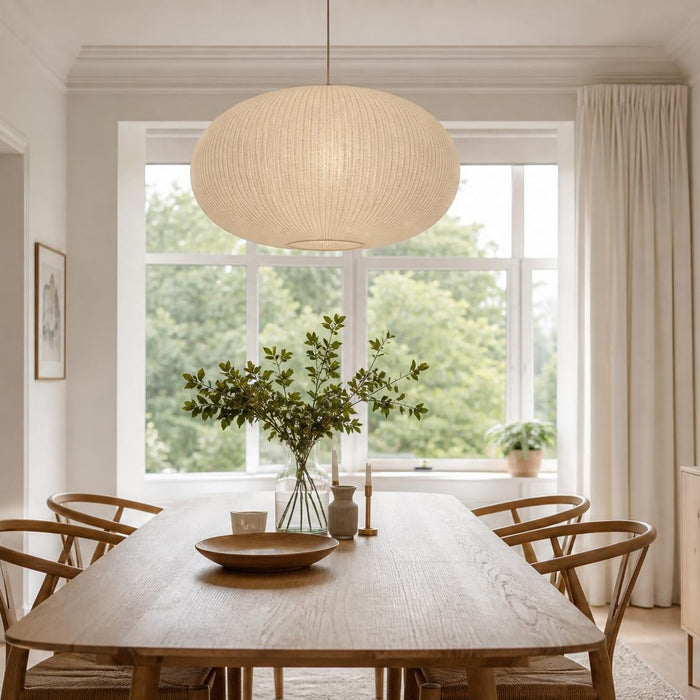 Moderne ronde hanglamp boven een houten eettafel in een stijlvol en licht interieur