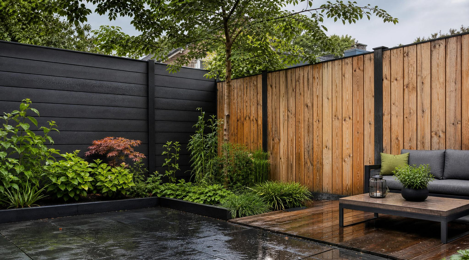 Moderne tuin met houten en composiet schutting naast elkaar ter vergelijking van uitstraling en duurzaamheid