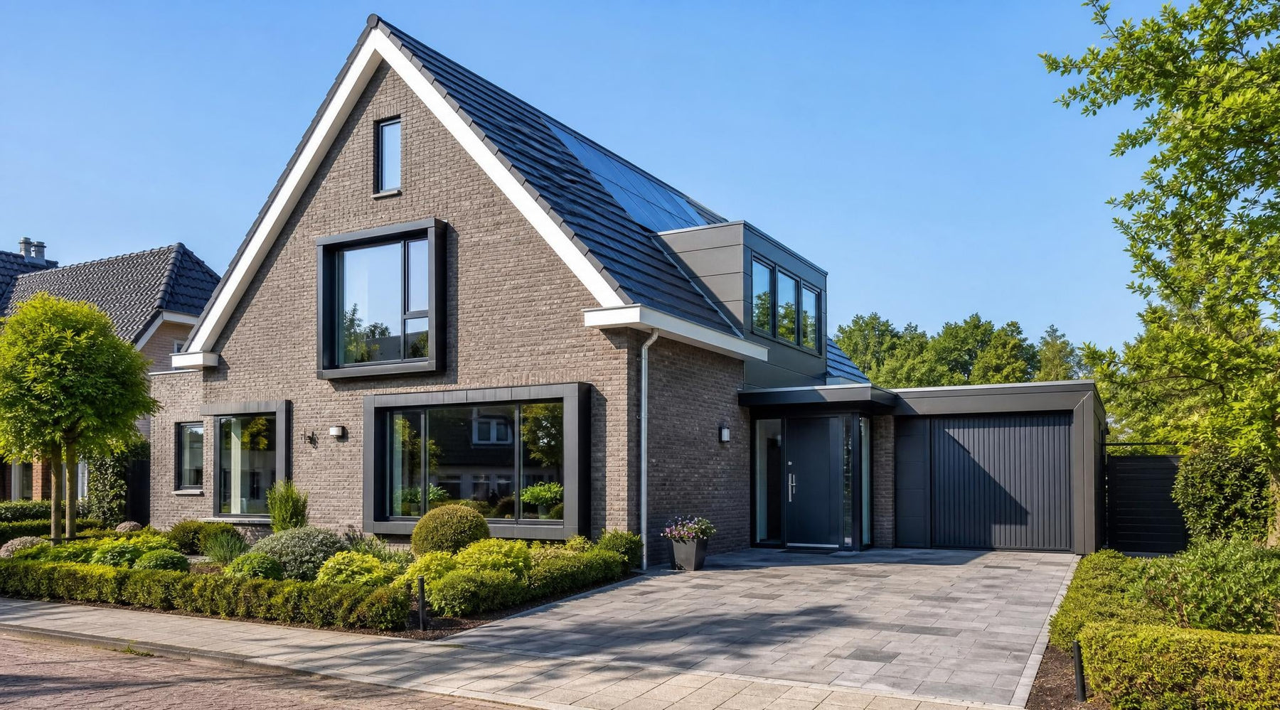 Moderne woning met nieuwe kunststof kozijnen en HR++ glas voor betere isolatie en een stijlvolle uitstraling