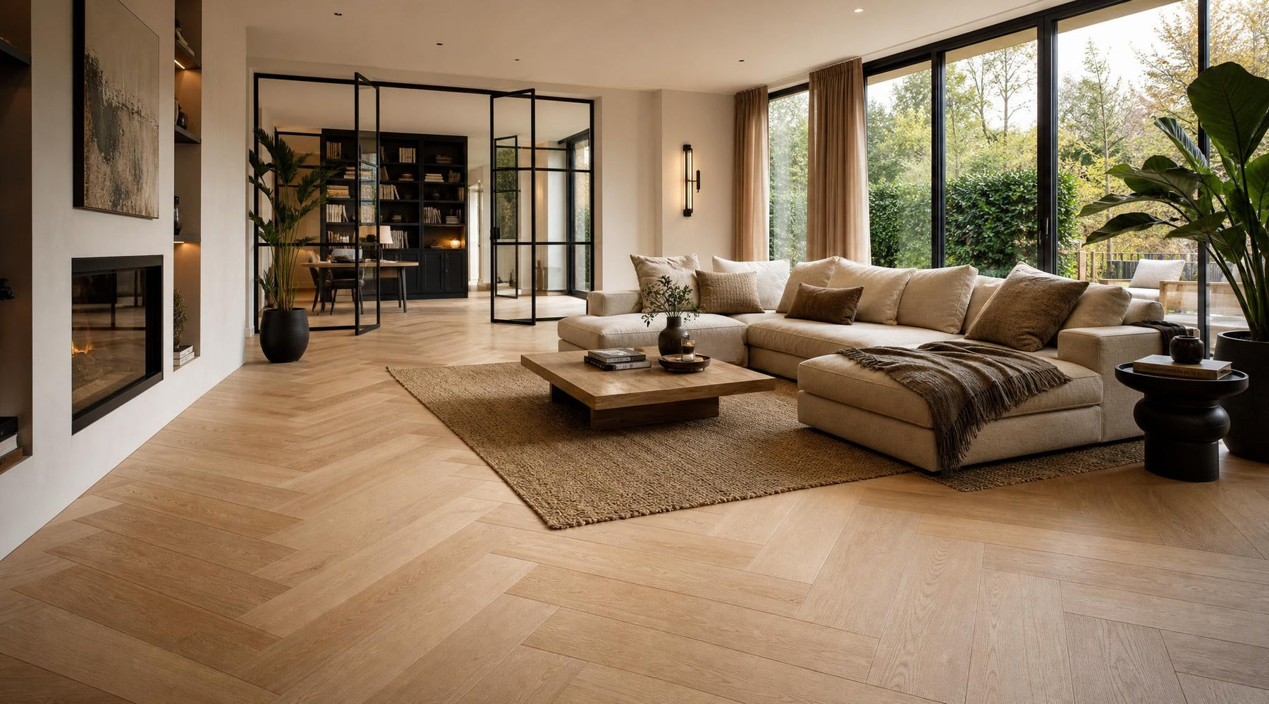 Moderne woonkamer met een lichte walvisgraatvloer van eikenhout en een rustig Scandinavisch interieur
