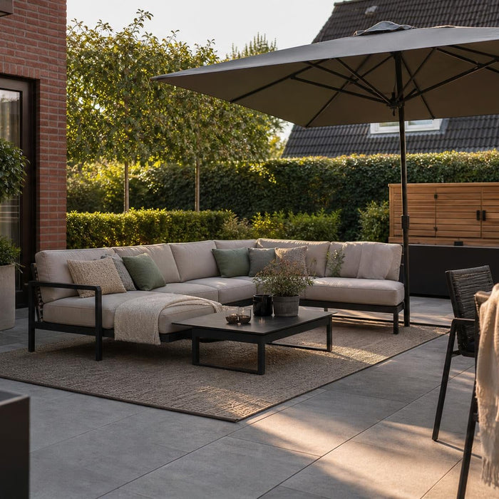Onderhoudsvriendelijke buitenkamer met loungeset, parasol en buitenkleed