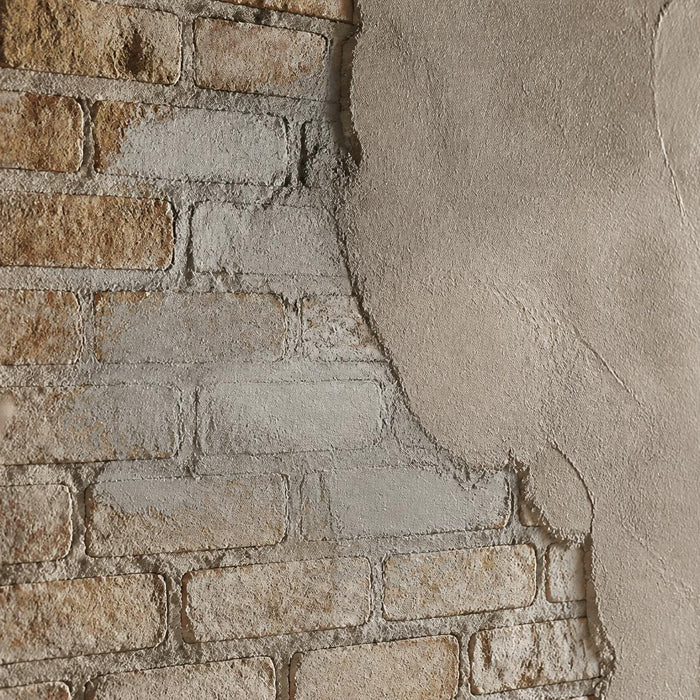 Close-up van een bakstenen muur met voorbehandeling en deels aangebracht stucwerk.