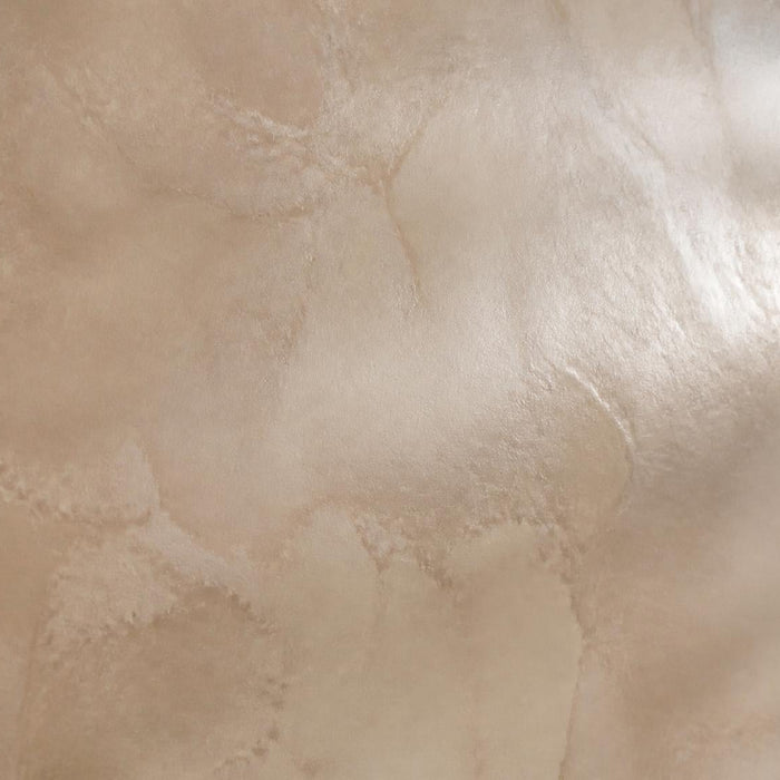 Close-up van een Tadelakt wand met subtiele kleurnuances en zachte glans.