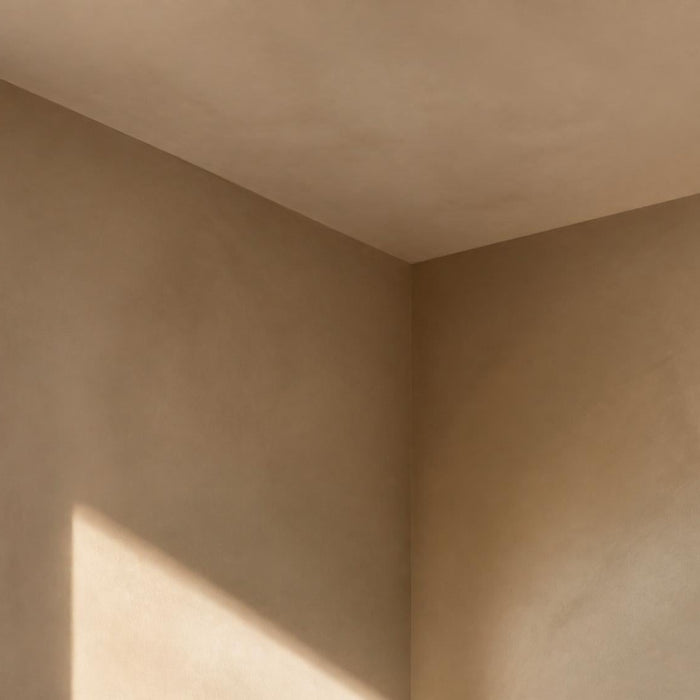 Close-up van strak afgewerkt stucwerk op muur en plafond