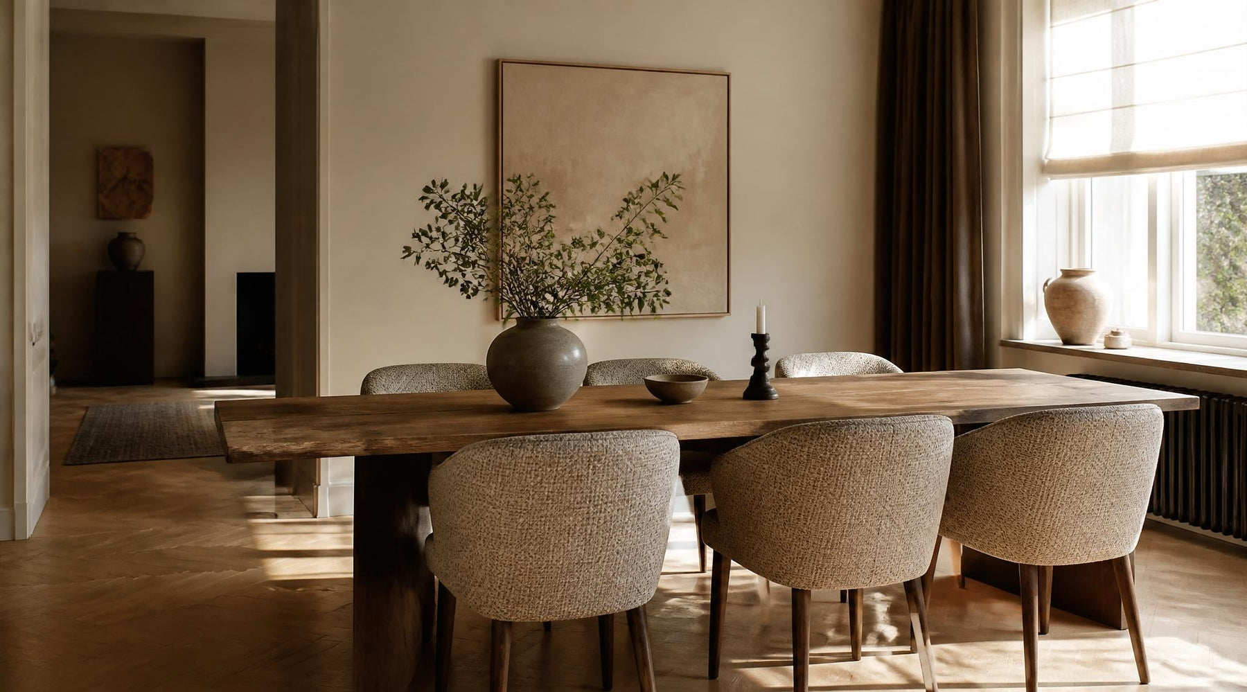 eetkamer met opnieuw beklede eetkamerstoelen aan houten tafel