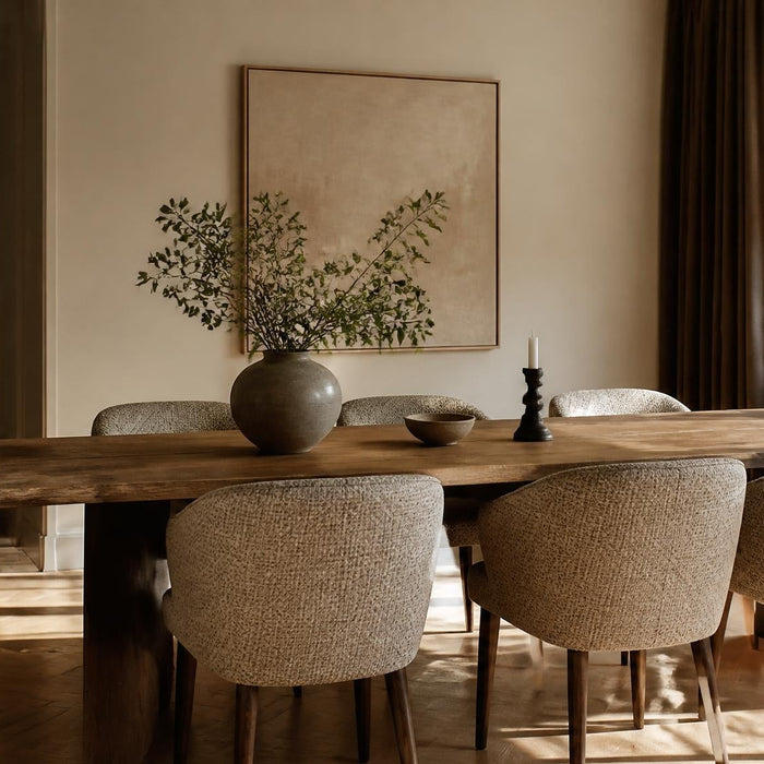 eetkamer met opnieuw beklede eetkamerstoelen aan houten tafel