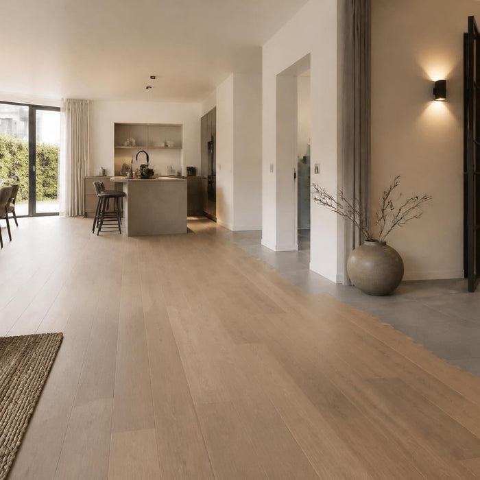 Brede sfeerfoto van een luxe woonruimte waar een nieuwe vloer over een bestaande harde vloer wordt gelegd.