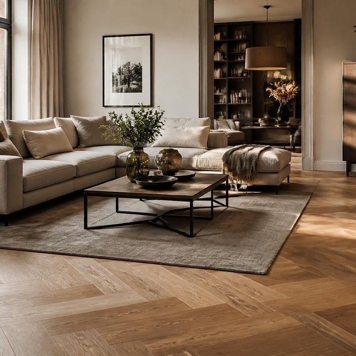 Lichte woonkamer met een stijlvolle visgraat vloer als luxe basis voor het interieur