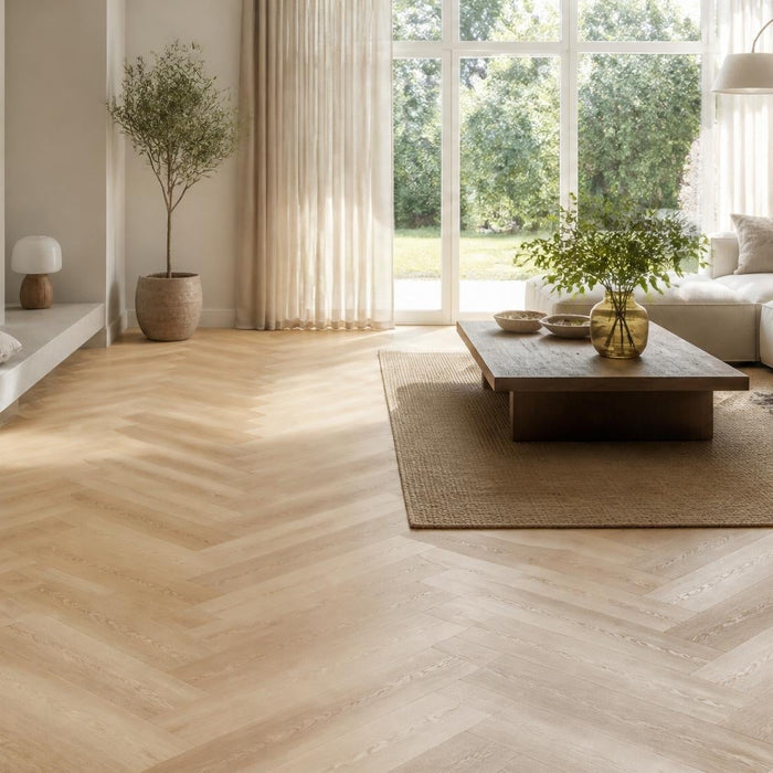 Lichte woonkamer met visgraat laminaatvloer in warme, luxe woonstijl.