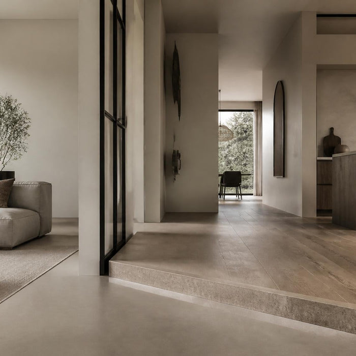 Luxe woonruimte met strak aangesloten verhoogde vloer tussen woonkamer, keuken en hal