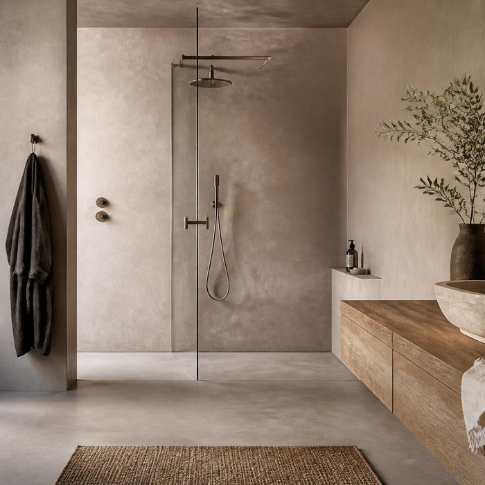 Moderne badkamer met cementgebonden stucwerk op de wanden in een warme en rustige luxe woonstijl.
