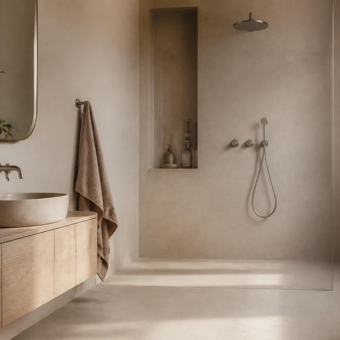 Moderne badkamer met warme gietvloer, inloopdouche en houten accenten in rustige luxe stijl