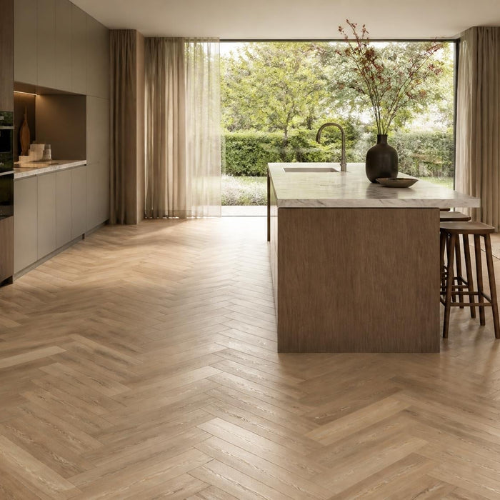 Moderne keuken met visgraat vloer in warme neutrale tinten en open verbinding met de eethoek