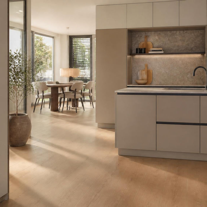 Moderne keuken met warme houtlook PVC vloer in een rustige luxe woonstijl.