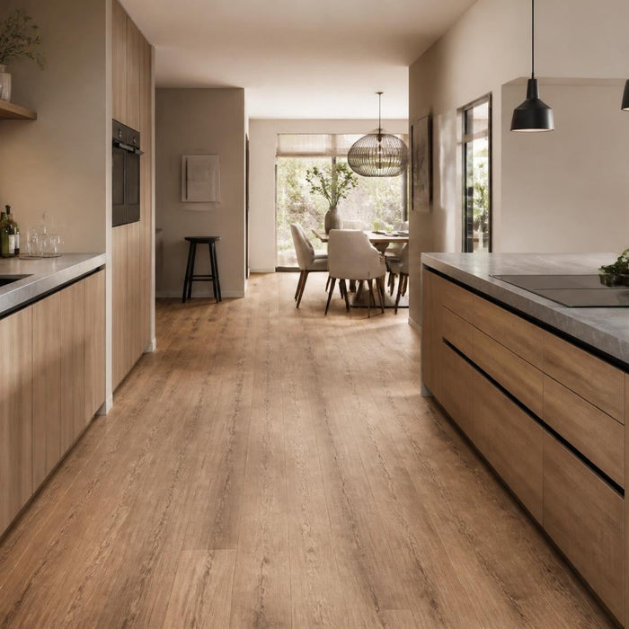 Ruime moderne keuken met warme houtlook laminaatvloer en rustige luxe uitstraling