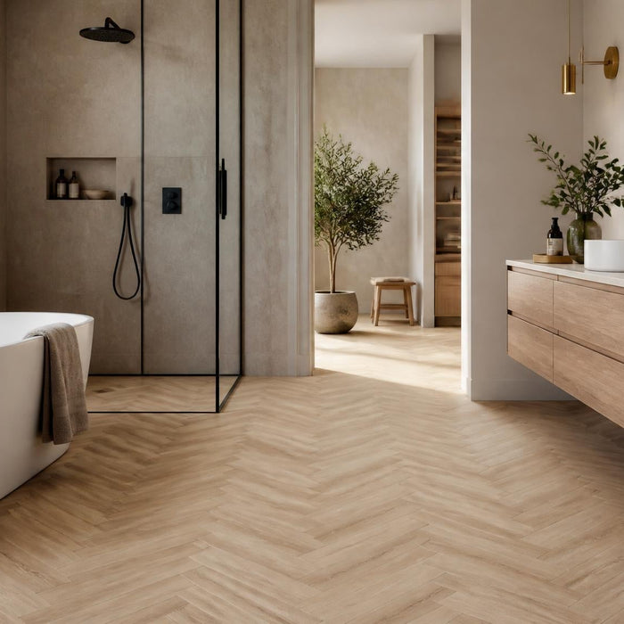 Ruime stijlvolle badkamer met een lichte visgraat vloer, houten accenten en warme natuurlijke lichtinval.