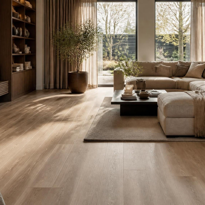 Ruime woonkamer met een luxe PVC vloer in warme houtlook en rustige premium inrichting.