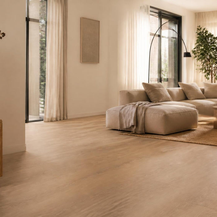 Ruime woonkamer met een strak gelegde zwevende vloer in warme, natuurlijke woonstijl.