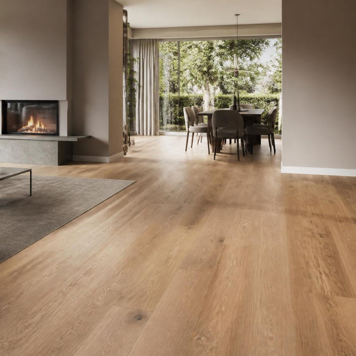 Ruime woonkamer met premium houten vloer in warm daglicht als sfeerbeeld voor het kiezen van de juiste ondervloer
