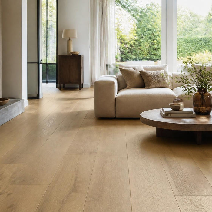 Ruime woonkamer met strak gelegde PVC vloer in warme houtlook en rustige luxe uitstraling