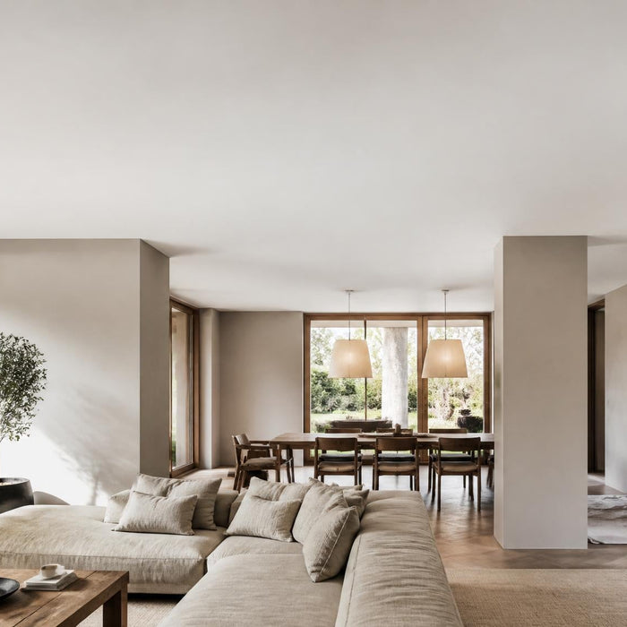 Ruime woonkamer met strak wit geschilderd plafond in warme, luxe woonstijl