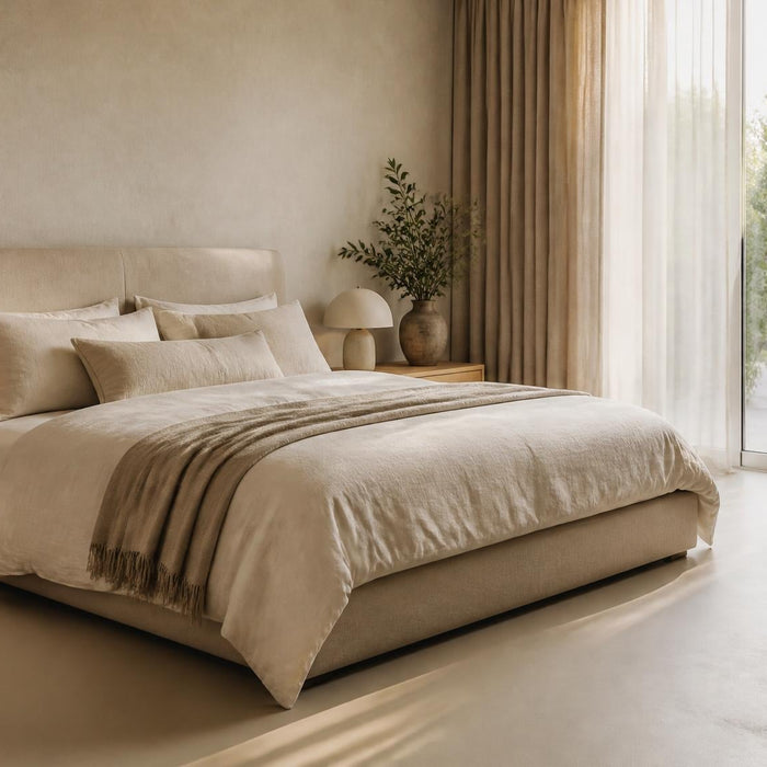 Rustige slaapkamer met warme greige gietvloer, licht hout en zachte beige tinten.