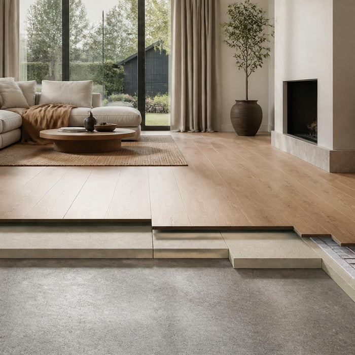 Sfeervol breed interieurbeeld van een woonkamer met zichtbaar opgebouwde vloer en isolatieplaten als onderdeel van een nette vloeropbouw.