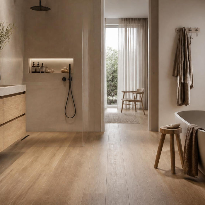 Sfeervolle badkamer met warme houtlook vloer, lichte materialen en rustige luxe uitstraling.