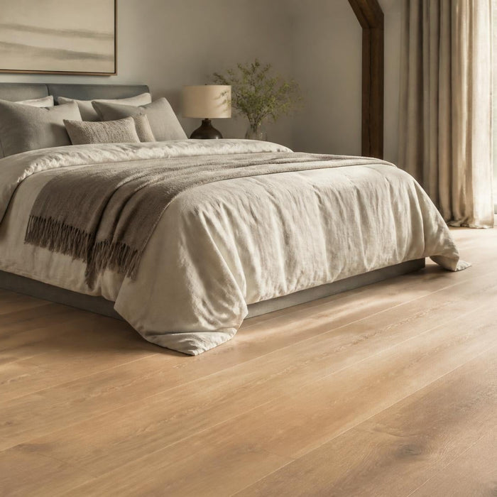 Sfeervolle slaapkamer met een rustige PVC vloer in warme houtlook en natuurlijke materialen
