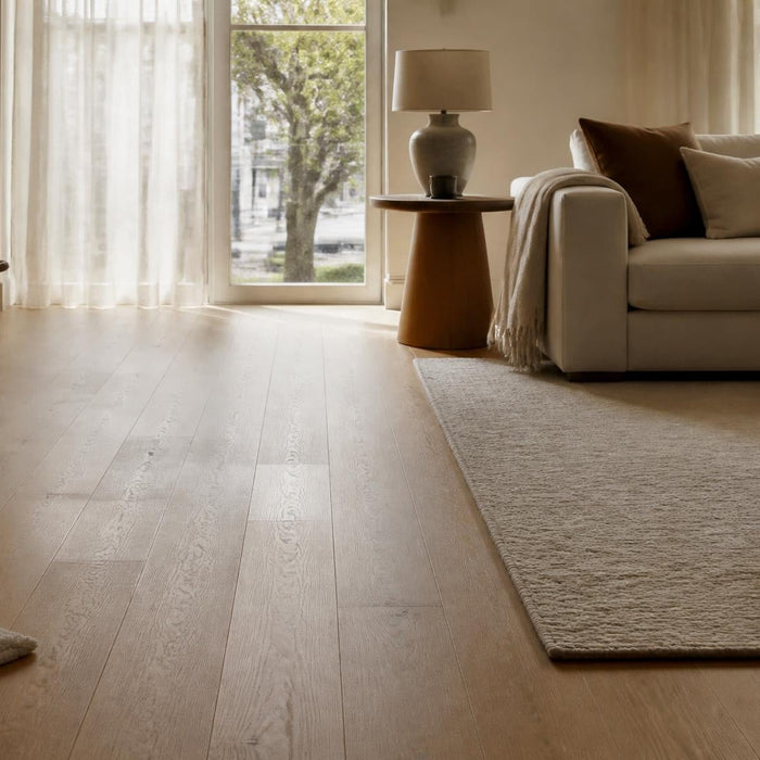 Sfeervolle woonkamer met een schone houten vloer in warm daglicht