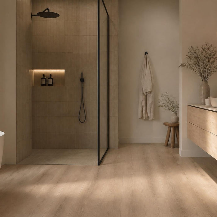 Stijlvolle badkamer met een warme houtlook PVC vloer, inloopdouche en rustige luxe uitstraling.