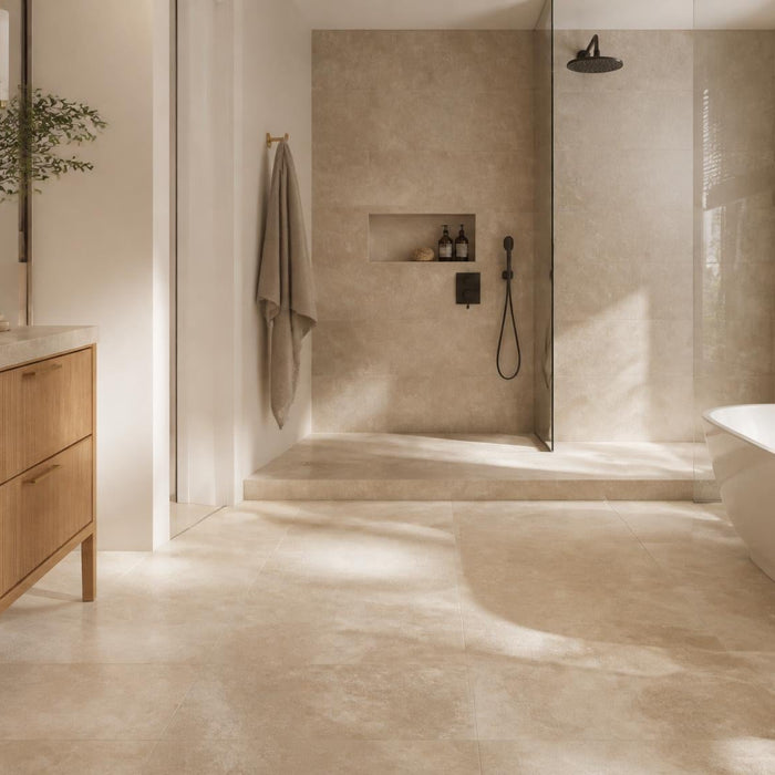 Stijlvolle badkamer met warme beige tegelvloer, inloopdouche en rustige luxe uitstraling