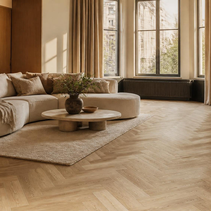 Stijlvolle woonkamer met een visgraat PVC vloer in warm daglicht.