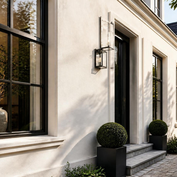 Strakke buitenmuur met fris stucwerk aan een moderne Nederlandse woning in warm daglicht