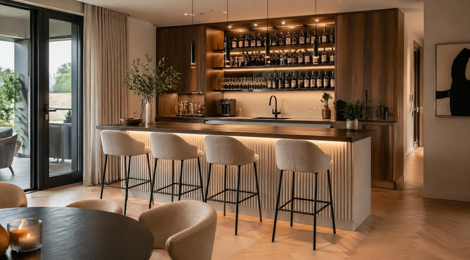 moderne keuken met bar en barkrukken op comfortabele hoogte