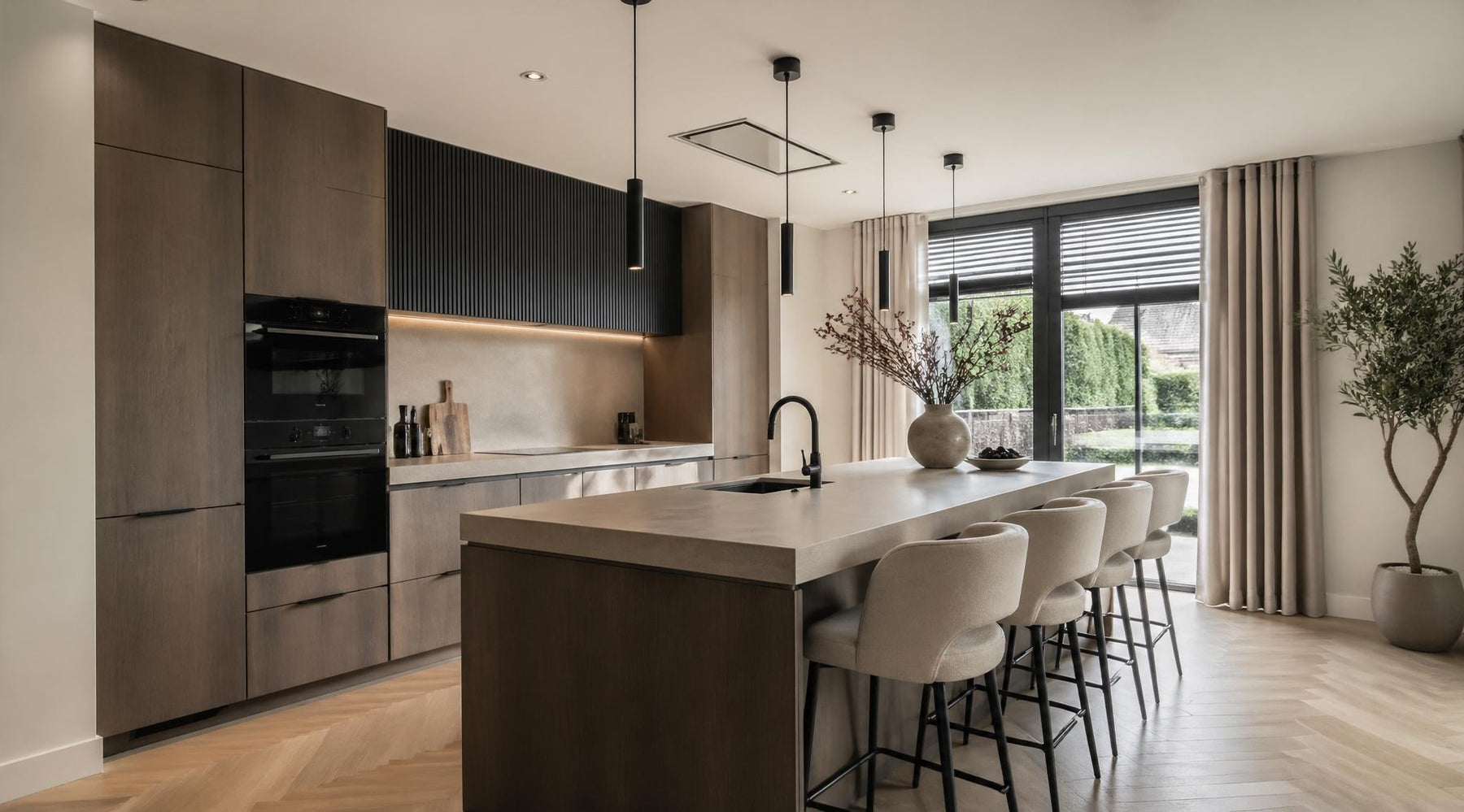 moderne keuken met keukeneiland en barkrukken op de juiste hoogte