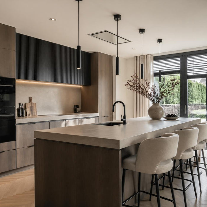 moderne keuken met keukeneiland en barkrukken op de juiste hoogte
