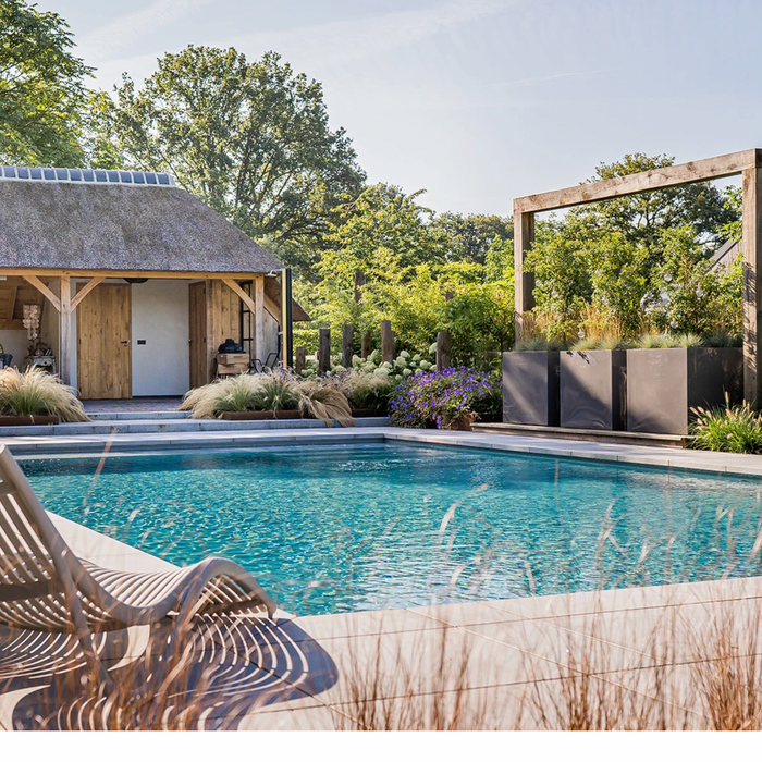 luxe poolhouse in tuin
