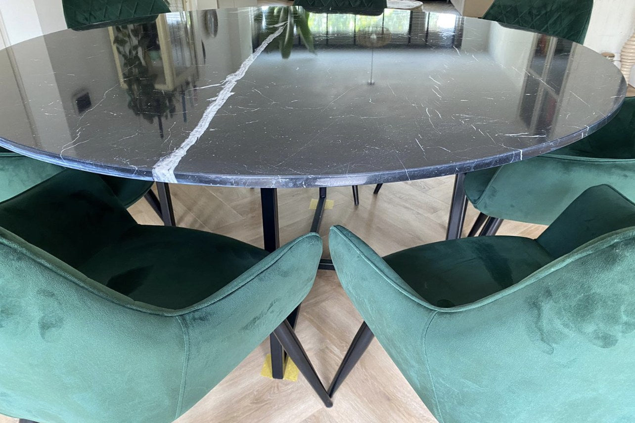 marmeren tafel na schuren en polijsten