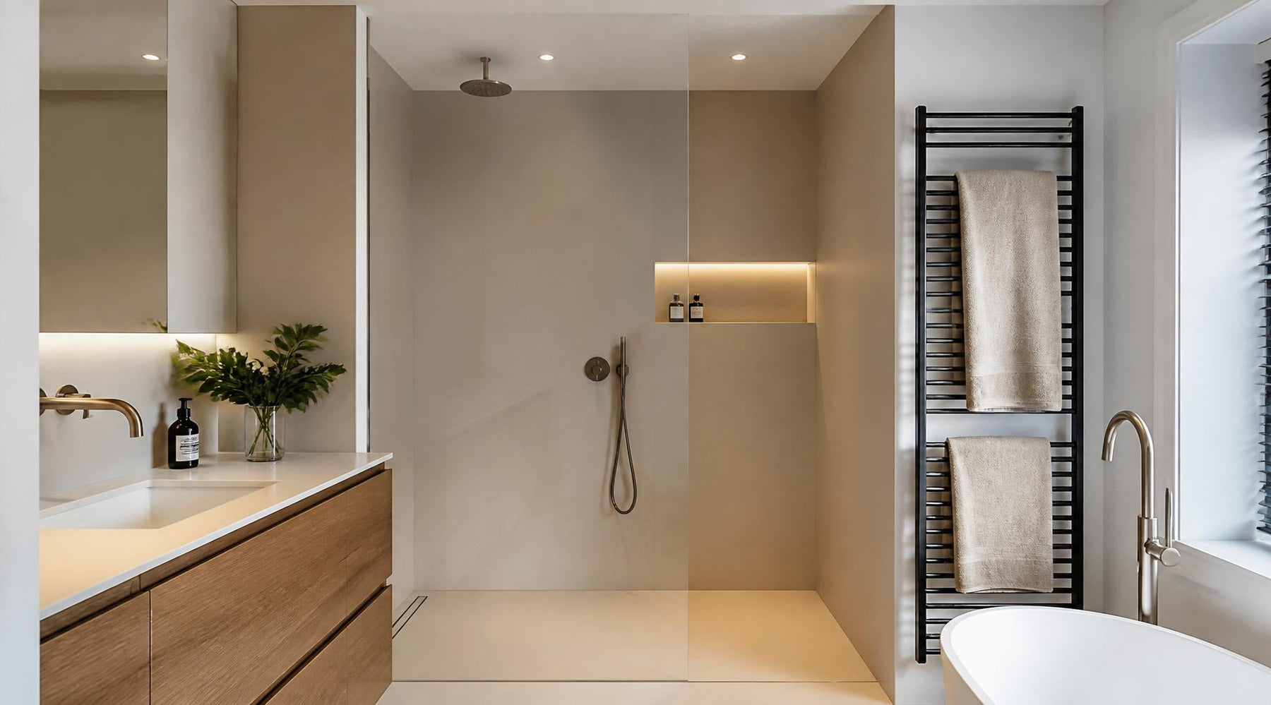 moderne badkamer met wandpanelen in douchegedeelte en strakke afwerking